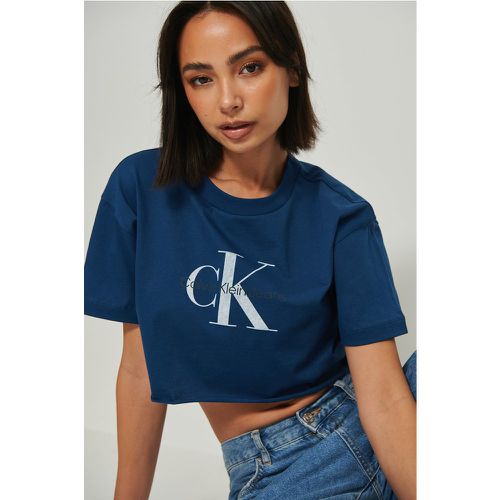 Organisches kurzes T-Shirt mit ungenähtem Saum - Blue - Calvin Klein for NA-KD - Modalova